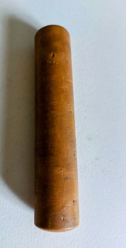 Pilon en bois dur