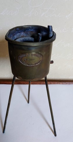 Petit alambic sur trépied en cuivre ou laiton