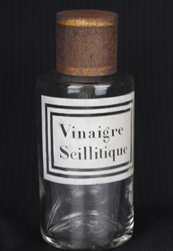 Flacon en verre petit modèle étiquette blanche Pharmacie RAVASSE