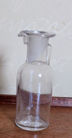 8 - Flacon cylindrique avec un bec verseur et une anse