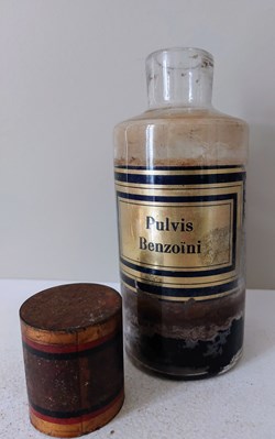 PULVIS BENZOÏNI.