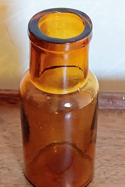9- Flacon cylindrique en verre ambré