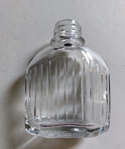 6 - Flacon bas en verre strié-forme hexagonale