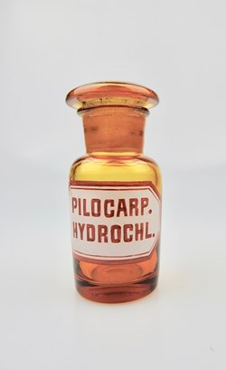 Flacon de pharmacie en verre ambré très petit modèle à étiquette blanche et rouge