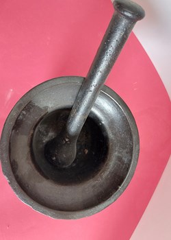 Mortier en fonte avec son pilon