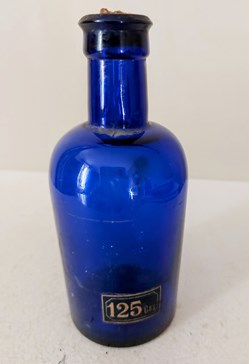 Bleu / Petite bouteille bleue 125 grs essence de cannelle