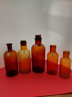 Lot de 5 bouteilles "anonymes" en verre ambré de différentes contenances .