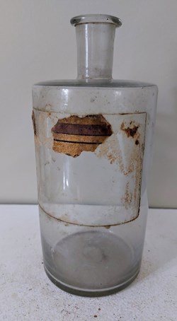 21 / Flacon de pharmacie en verre blanc
