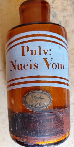 Flacon en verre ambré "Pulvis Nucis Vomicae"