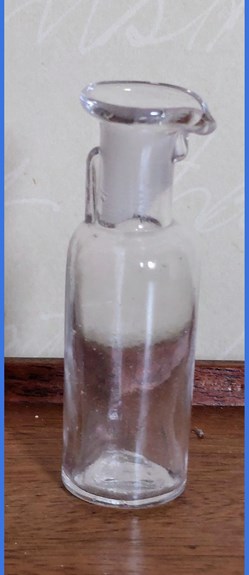 8 - Flacon cylindrique en forme de cruche - diamètre 2.5