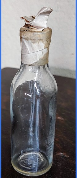 10- Petit flacon cylindrique en verre