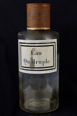 Flacon en verre très grand modèle étiquette blanche Pharmacie RAVASSE