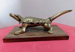 Mâche bouchons sur socle /Crocodile en bronze