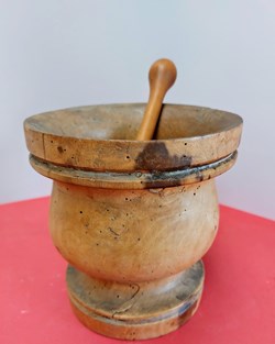 Mortier en bois avec un pilon