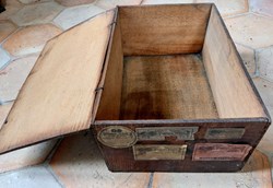Coffret en bois réutilisé par la Pharmacie DUBUC