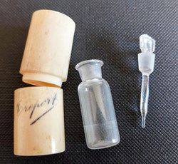 A 4 petite fiole avec stylet en verre ??