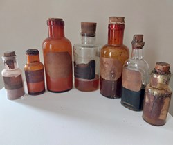 Lot de 7 Flacons de Pharmacie étiquettes illisibles