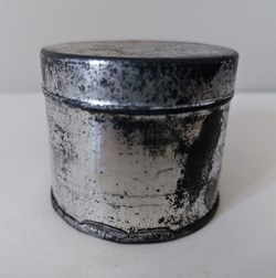 Boîte métallique cylindrique vide