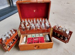Pharmacie portative de voyage / coffret acajou complet