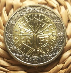 France - 2 euros 2012 - coin ébréché