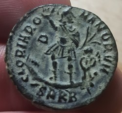 Gratien – AE2 – GLORIA RO-MANORVM