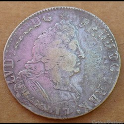 1701 - Ecu aux insignes