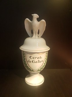 Pot de pharmacie en porcelaine