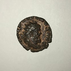 Postume - Fides assise à gauche
