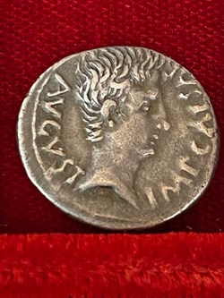 Denar Augustus . P. Carisius. Emerita.