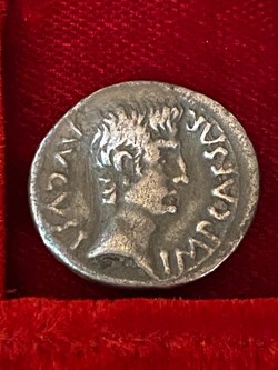 Denar. Augustus . P.Carisius . Emerita.