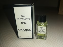 CHANEL N°19
