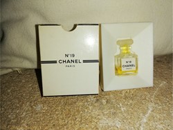 CHANEL N°19