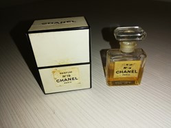 CHANEL N°19