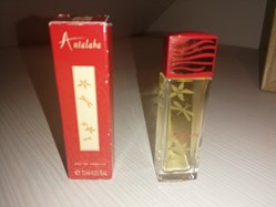 DERROISNE ISABELLE/ LE MONDE EN PARFUMS ANTALAHA