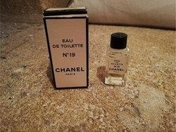 CHANEL N°19