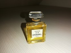 CHANEL N°19