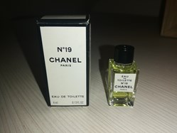 CHANEL N°19