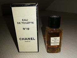 CHANEL N°19