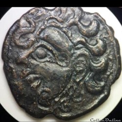 Bronze au cheval, au masque et au triskèle - Ambiens - DT.368