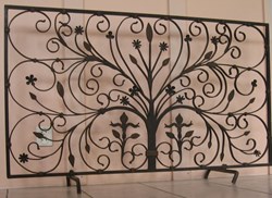 Grille ancienne, ouvragée en fer forgé