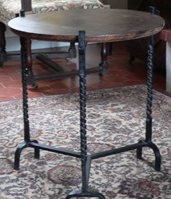 Table ronde de salon avec trépied original en fer forgé