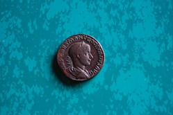 Sesterce Gordien l'empereur debout à gauche