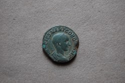sesterce Gordien Rome casquée assise à droite