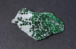 Grenat uvarovite (Sarany, Russie)