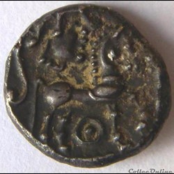 Série 1079  Drachme à la tête coupée sur le cheval