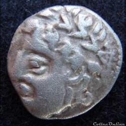 série 824 DT 3053 Drachme  IZAVS au cheval galopant et à la rouelle