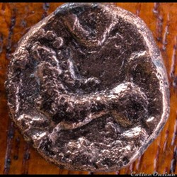 Série 30 DT 186 Quart de statère dit "aux arcs de cercle"" à la griffe " " aux segments "