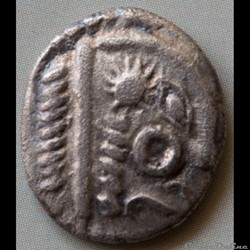 Série 42 DT 274 Quart de statère en argent à l’œil / cheval à droite 2 astres