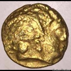 DT S 2419 A quart de statère à l'oreille centrée ( type croissant / lyre )