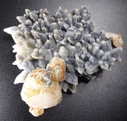 Calcite, Calcédoine (pseudomorphe après calcite) et Rhodochrosite
